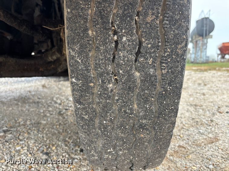 image for item EJ7691 1985 Ford F800 oil distributor truck