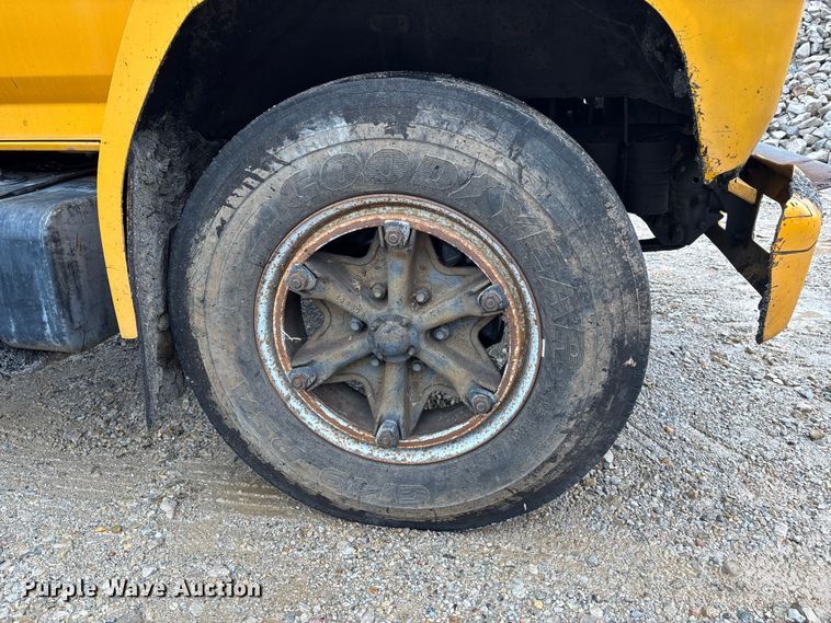 image for item EJ7691 1985 Ford F800 oil distributor truck