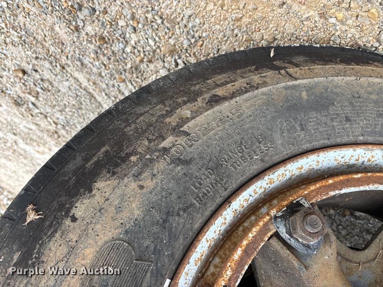 image for item EJ7691 1985 Ford F800 oil distributor truck