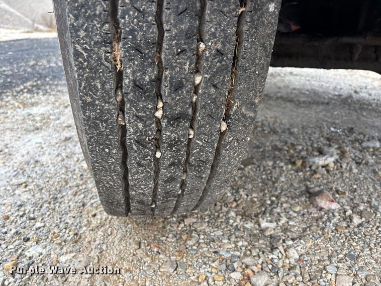 image for item EJ7691 1985 Ford F800 oil distributor truck