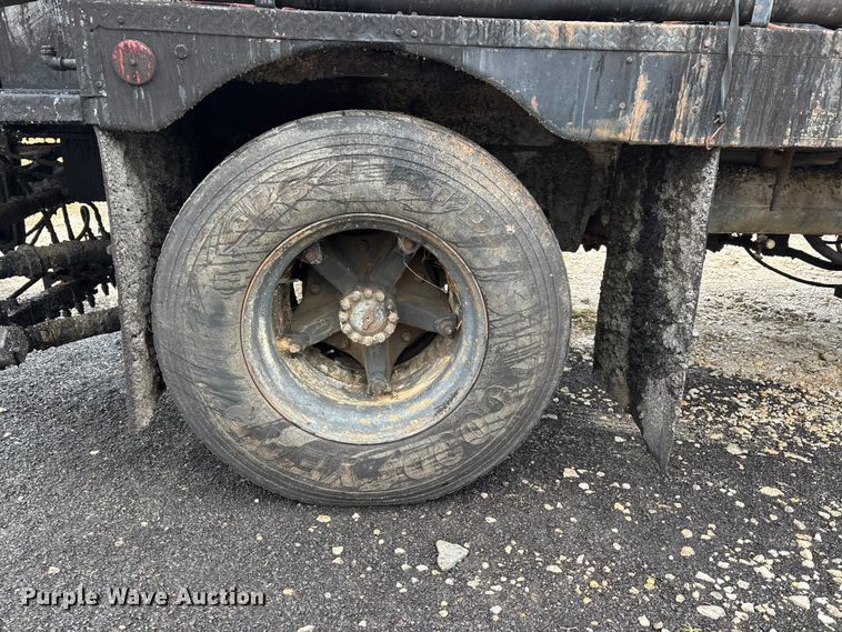 image for item EJ7691 1985 Ford F800 oil distributor truck