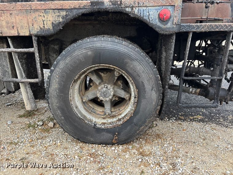 image for item EJ7691 1985 Ford F800 oil distributor truck