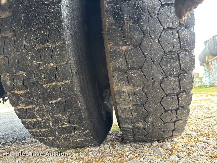 image for item EJ7691 1985 Ford F800 oil distributor truck