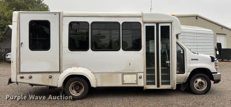 image for item EJ7697 2014 Ford E450 shuttle bus