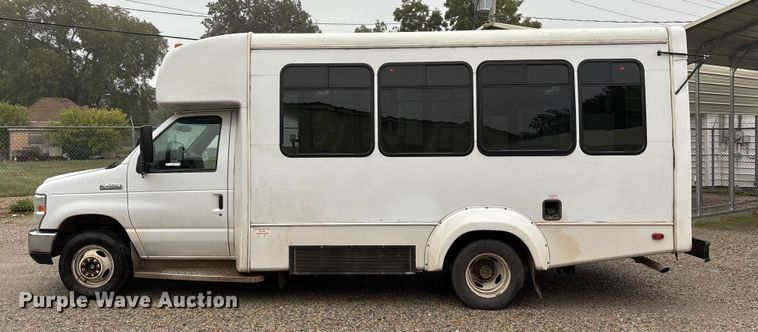 image for item EJ7697 2014 Ford E450 shuttle bus