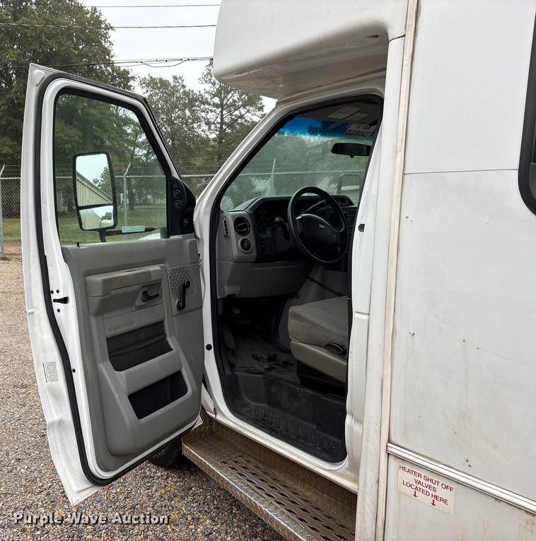 image for item EJ7697 2014 Ford E450 shuttle bus