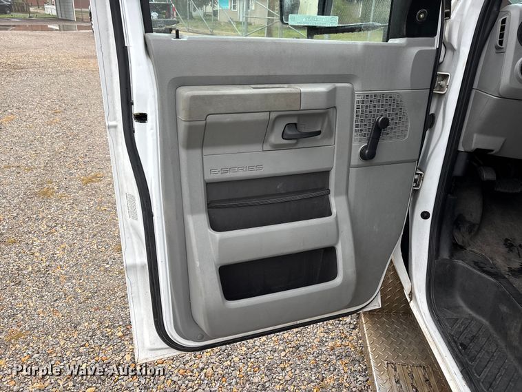 image for item EJ7697 2014 Ford E450 shuttle bus