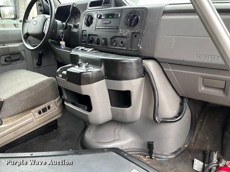 image for item EJ7697 2014 Ford E450 shuttle bus