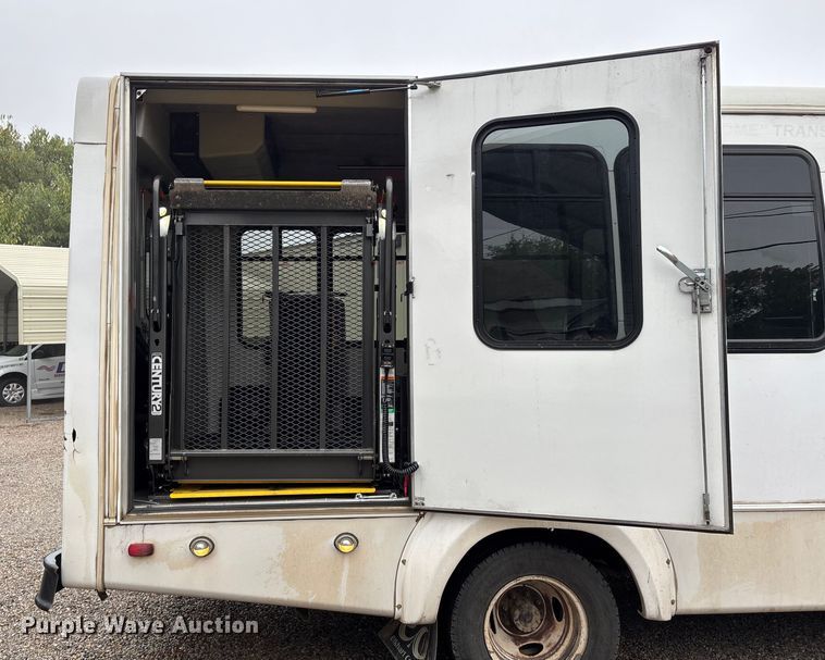 image for item EJ7697 2014 Ford E450 shuttle bus