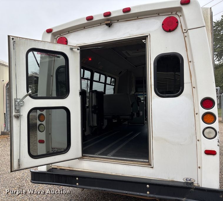 image for item EJ7697 2014 Ford E450 shuttle bus