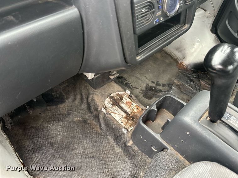 image for item EL0028 Suzuki mini truck