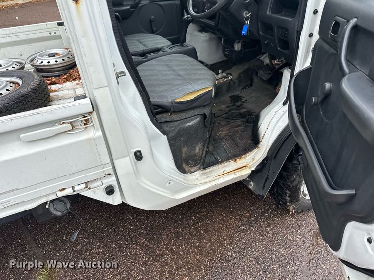 image for item EL0028 Suzuki mini truck