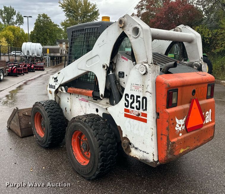 image for item EL0029 2004 Bobcat S250 skid steer loader