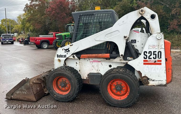 image for item EL0029 2004 Bobcat S250 skid steer loader