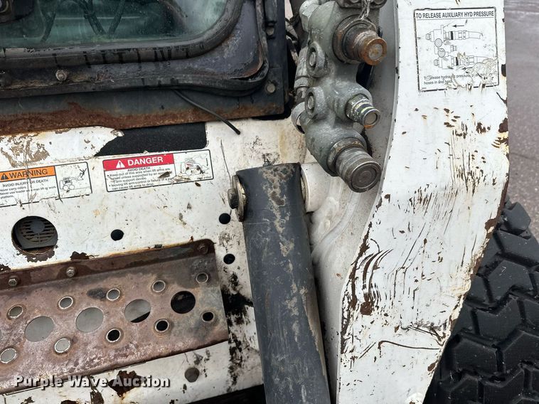 image for item EL0029 2004 Bobcat S250 skid steer loader