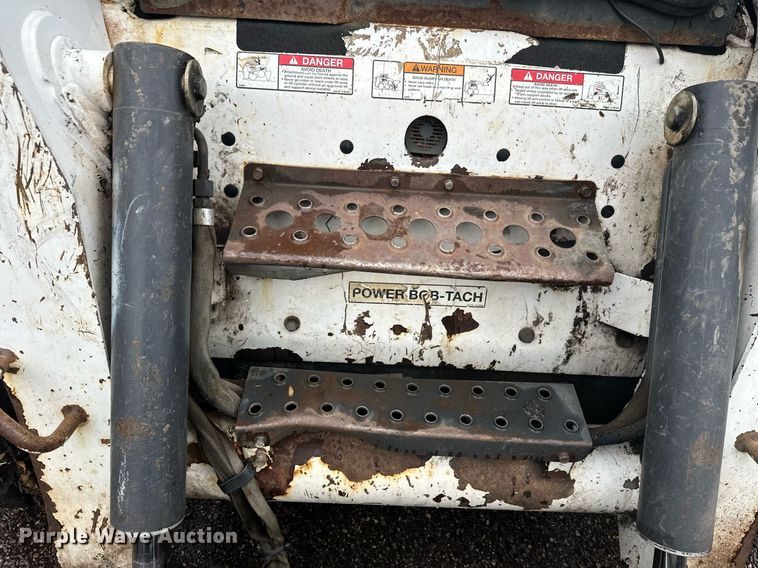 image for item EL0029 2004 Bobcat S250 skid steer loader