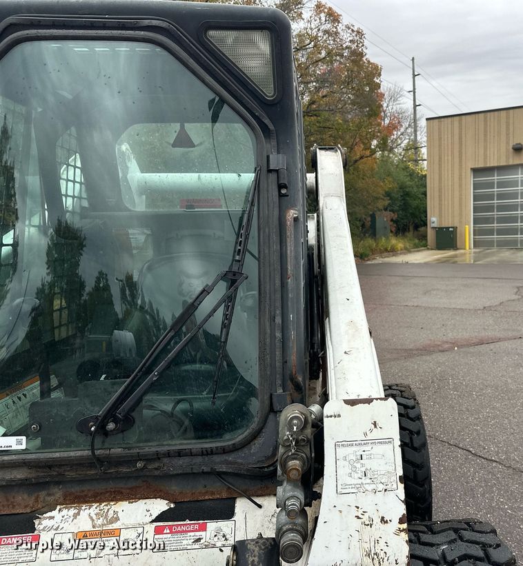 image for item EL0029 2004 Bobcat S250 skid steer loader