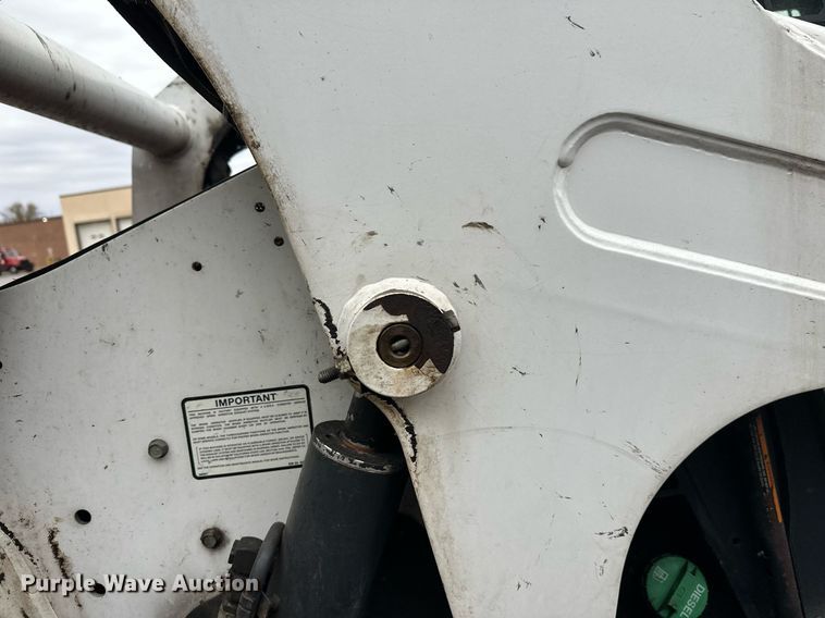 image for item EL0029 2004 Bobcat S250 skid steer loader