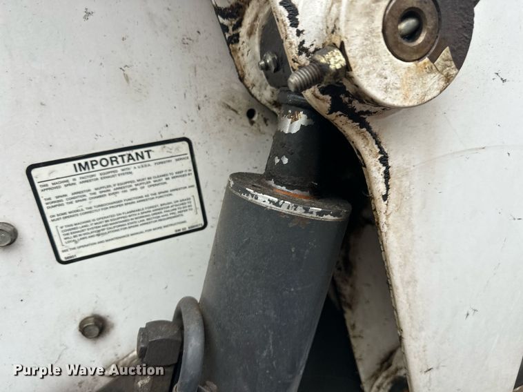 image for item EL0029 2004 Bobcat S250 skid steer loader