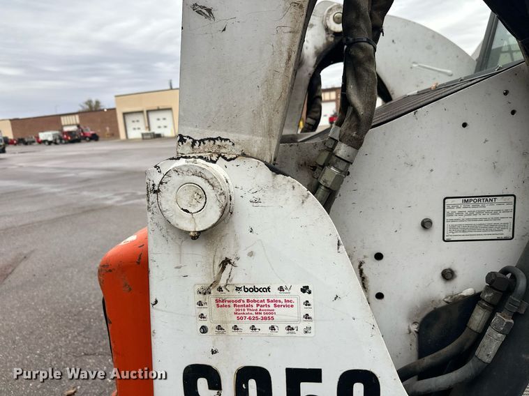 image for item EL0029 2004 Bobcat S250 skid steer loader