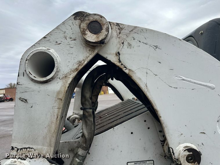 image for item EL0029 2004 Bobcat S250 skid steer loader