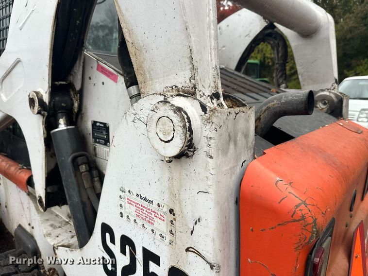 image for item EL0029 2004 Bobcat S250 skid steer loader