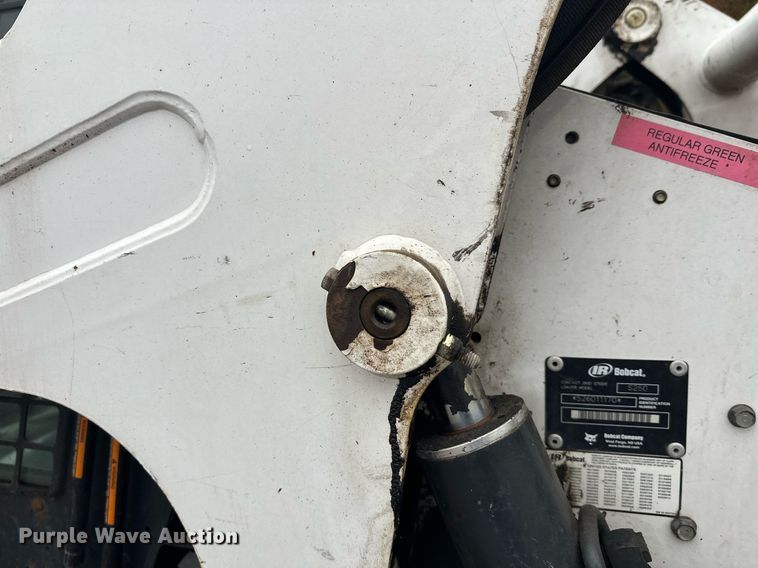 image for item EL0029 2004 Bobcat S250 skid steer loader