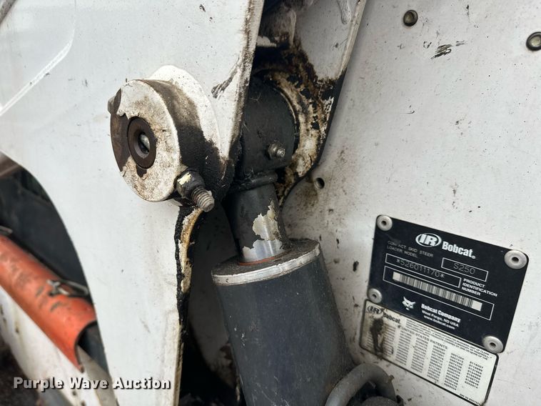 image for item EL0029 2004 Bobcat S250 skid steer loader