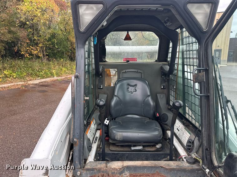 image for item EL0029 2004 Bobcat S250 skid steer loader