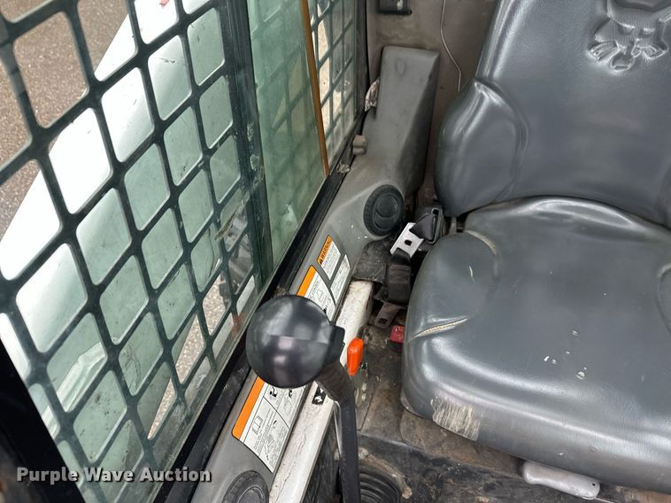 image for item EL0029 2004 Bobcat S250 skid steer loader