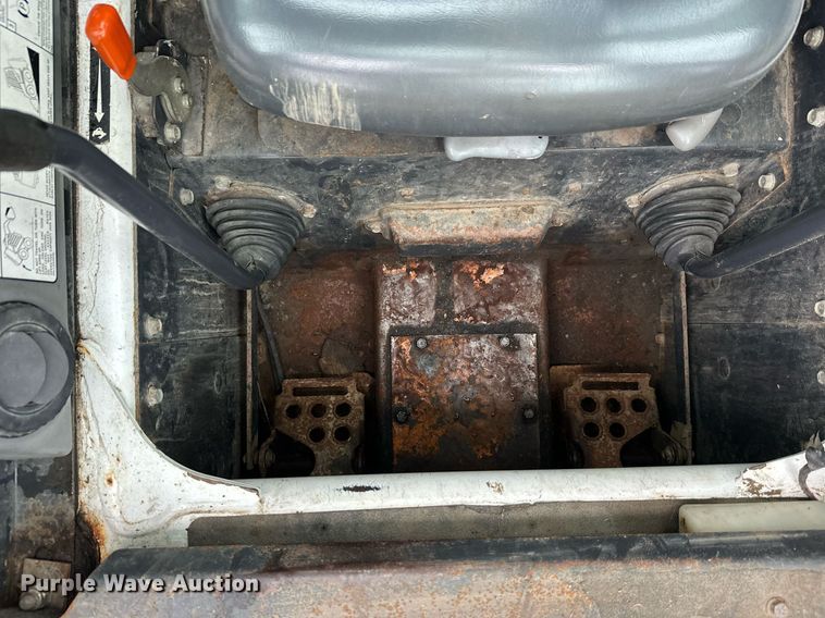 image for item EL0029 2004 Bobcat S250 skid steer loader