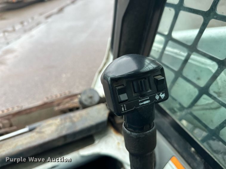 image for item EL0029 2004 Bobcat S250 skid steer loader