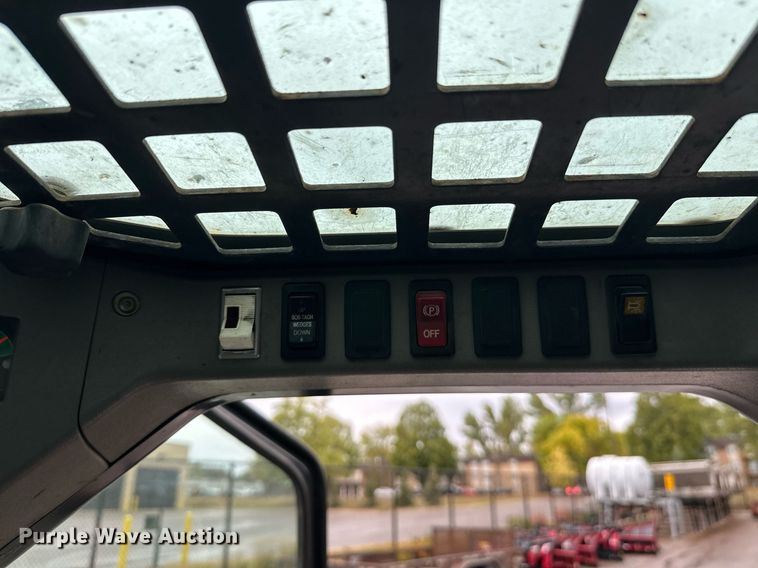 image for item EL0029 2004 Bobcat S250 skid steer loader