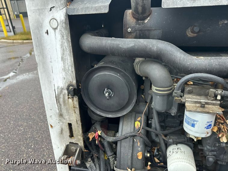 image for item EL0029 2004 Bobcat S250 skid steer loader