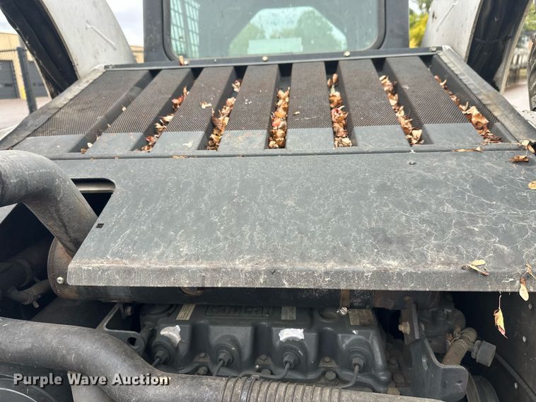 image for item EL0029 2004 Bobcat S250 skid steer loader