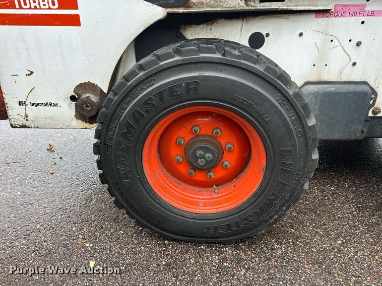 image for item EL0029 2004 Bobcat S250 skid steer loader