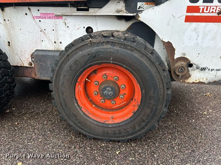 image for item EL0029 2004 Bobcat S250 skid steer loader