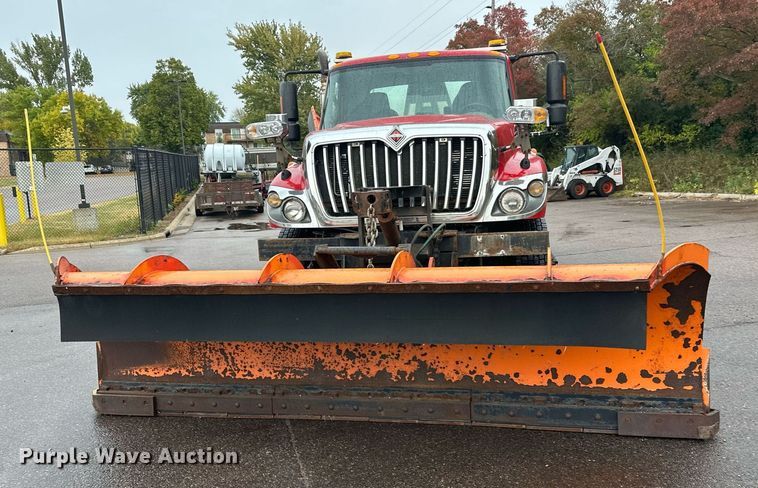 image for item EL0030 2010 International 7400 hook lift truck