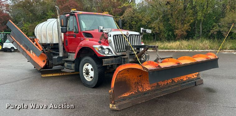 image for item EL0030 2010 International 7400 hook lift truck