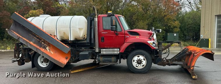 image for item EL0030 2010 International 7400 hook lift truck