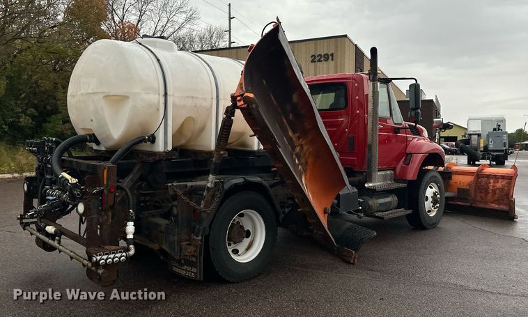 image for item EL0030 2010 International 7400 hook lift truck
