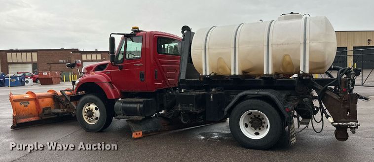 image for item EL0030 2010 International 7400 hook lift truck