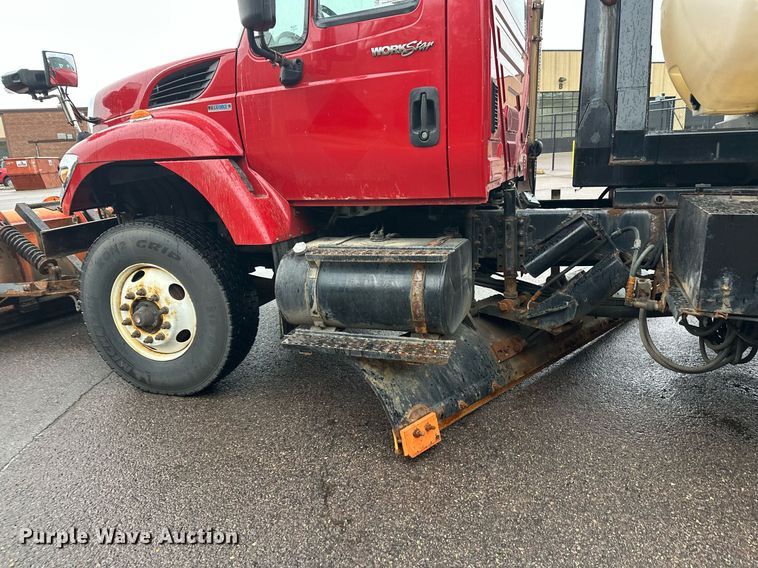 image for item EL0030 2010 International 7400 hook lift truck