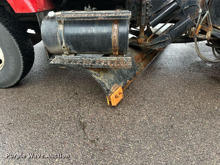 image for item EL0030 2010 International 7400 hook lift truck