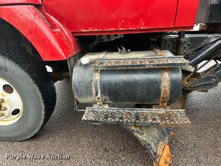 image for item EL0030 2010 International 7400 hook lift truck