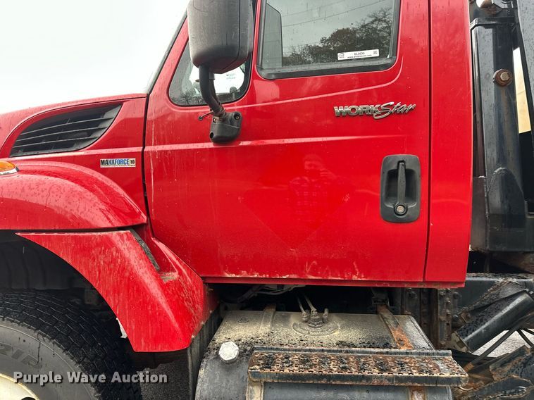 image for item EL0030 2010 International 7400 hook lift truck