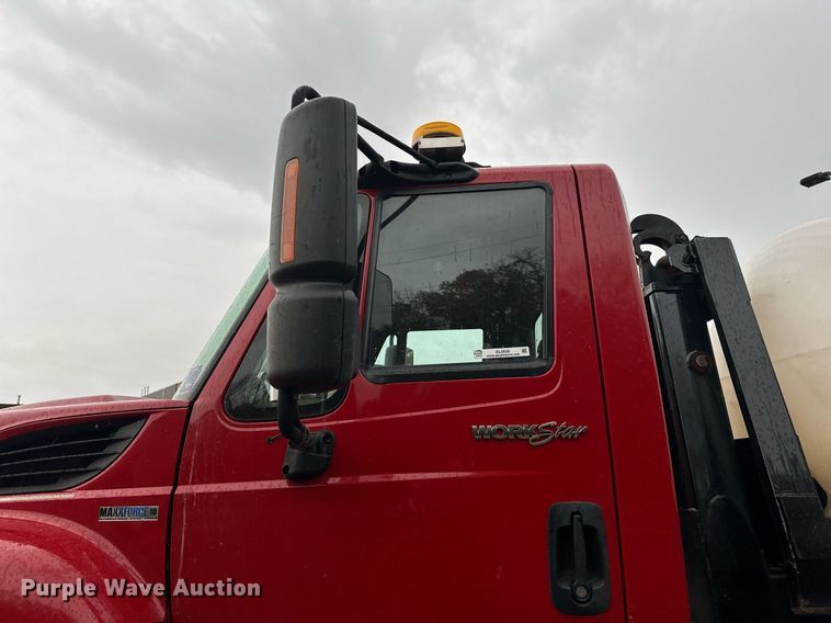 image for item EL0030 2010 International 7400 hook lift truck