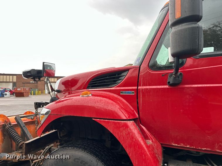 image for item EL0030 2010 International 7400 hook lift truck