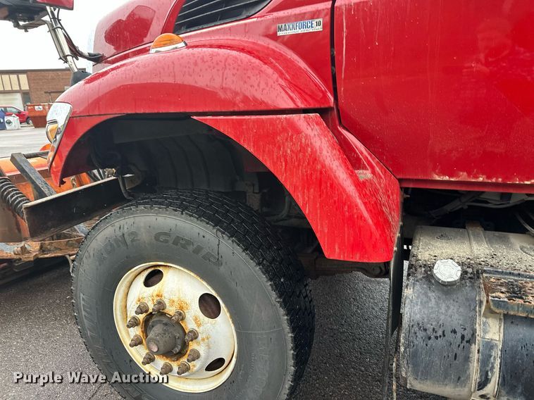 image for item EL0030 2010 International 7400 hook lift truck