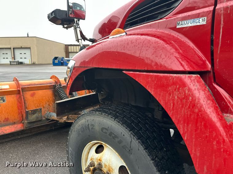 image for item EL0030 2010 International 7400 hook lift truck